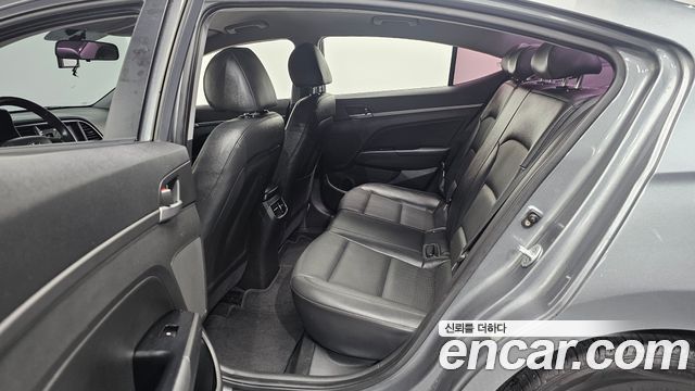 Hyundai AVANTE 2017 — photo 18