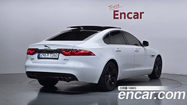 Jaguar XF 2017 — photo 2