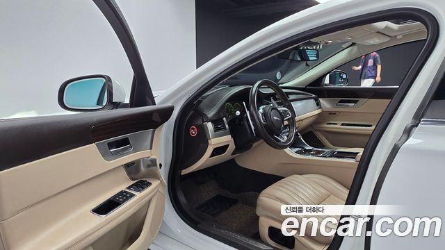 Jaguar XF 2017 — photo 10