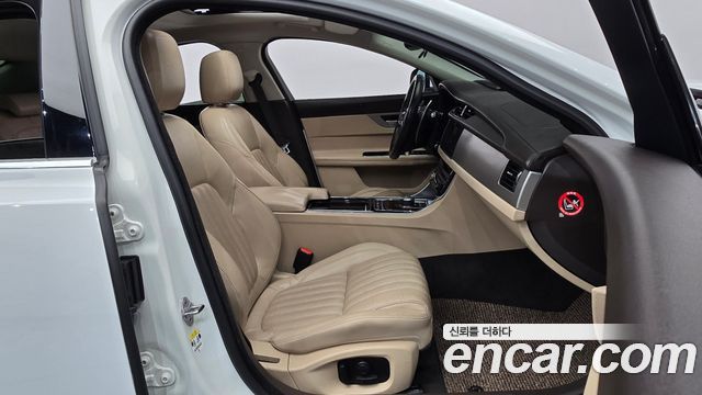 Jaguar XF 2017 — photo 11