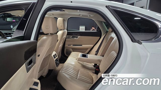 Jaguar XF 2017 — photo 12