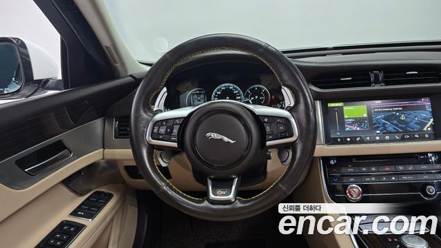 Jaguar XF 2017 — photo 13