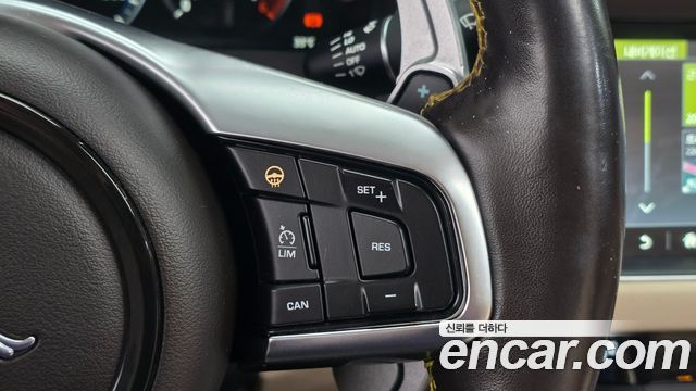 Jaguar XF 2017 — photo 15