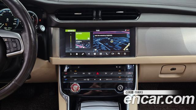 Jaguar XF 2017 — photo 17