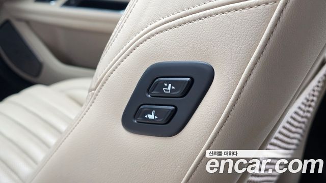Jaguar XF 2017 — photo 20
