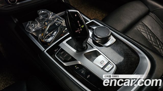 BMW 7-Series 2016 — photo 9
