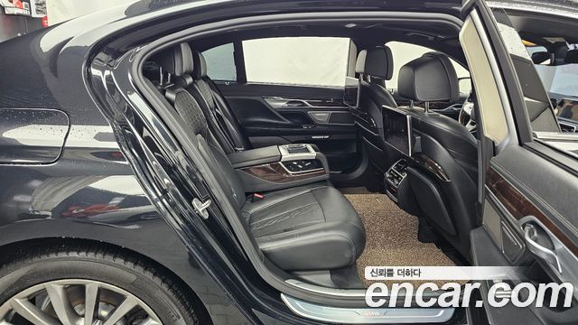 BMW 7-Series 2016 — photo 12