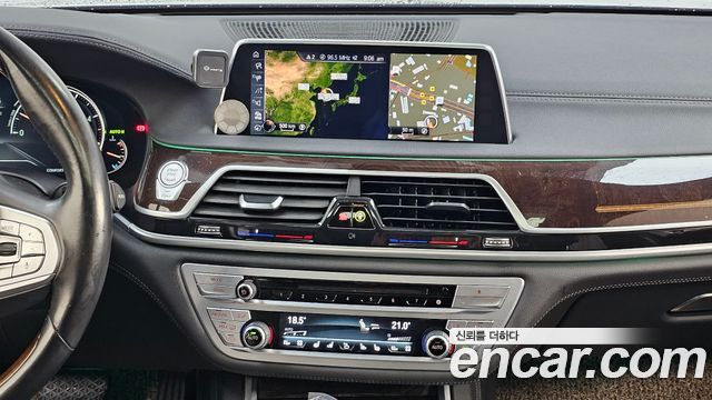 BMW 7-Series 2016 — photo 14