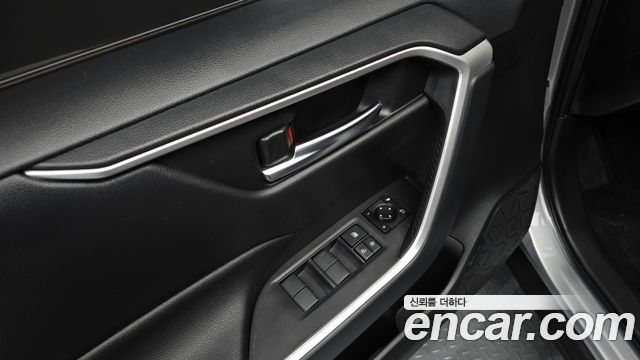 Toyota RAV4 2019 — photo 17