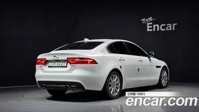 Jaguar XE 2018 — photo 2