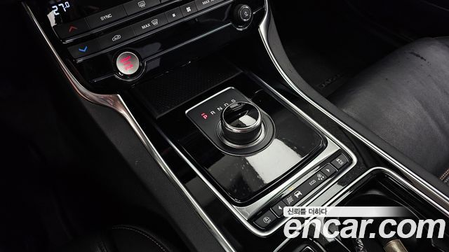 Jaguar XE 2018 — photo 9