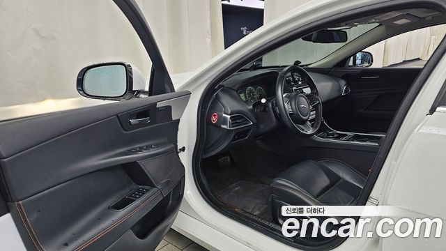 Jaguar XE 2018 — photo 10