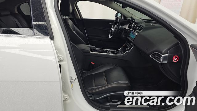 Jaguar XE 2018 — photo 11