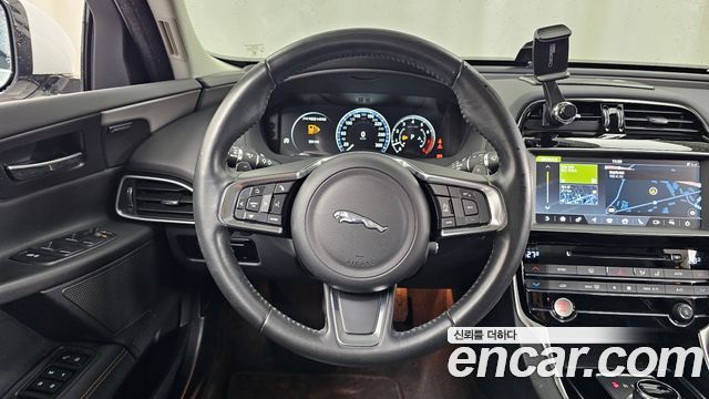Jaguar XE 2018 — photo 13