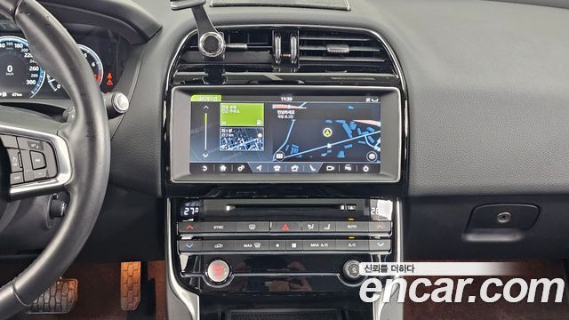 Jaguar XE 2018 — photo 14