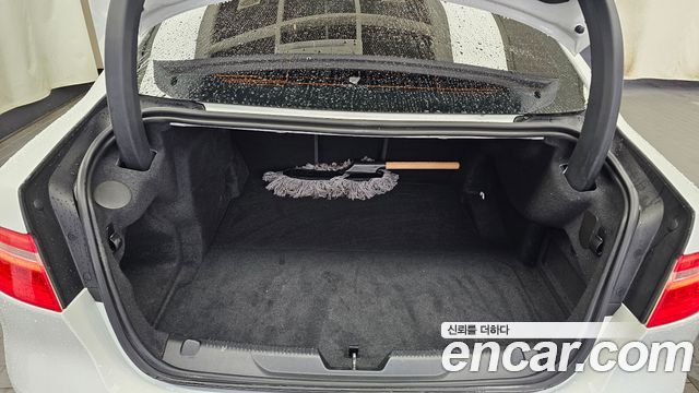 Jaguar XE 2018 — photo 20