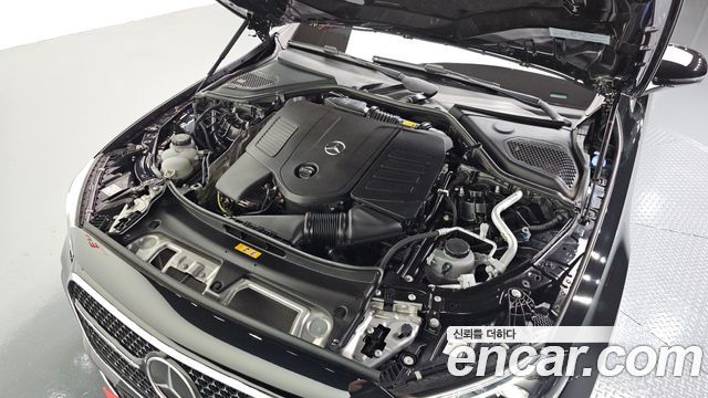 Mercedes-Benz E-Class 2025 — photo 6