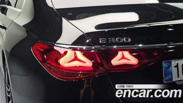 Mercedes-Benz E-Class 2025 — photo 9