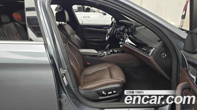 BMW 5-Series 2020 — photo 16