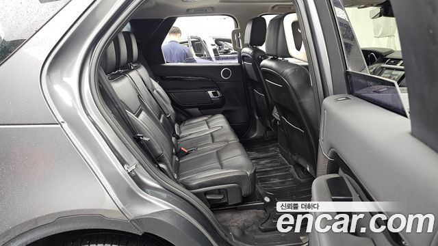 Land Rover Discovery 2018 — photo 12