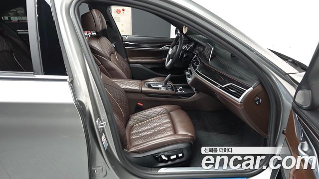 BMW 7-Series 2021 — photo 11