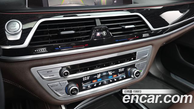 BMW 7-Series 2021 — photo 16