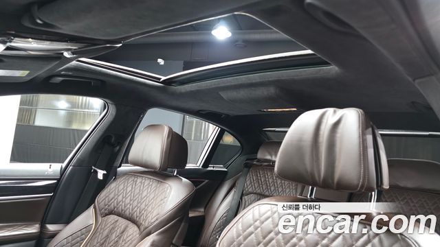 BMW 7-Series 2021 — photo 18