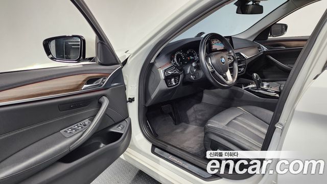 BMW 5-Series 2019 — photo 13