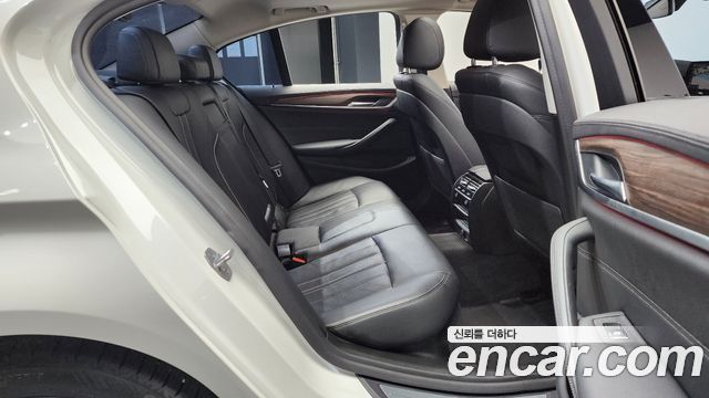 BMW 5-Series 2019 — photo 17