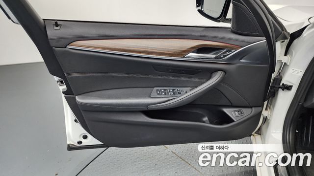 BMW 5-Series 2019 — photo 14