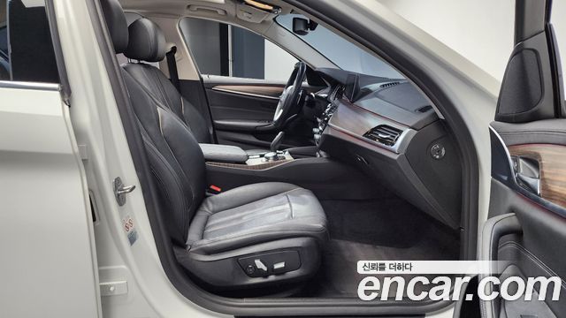 BMW 5-Series 2019 — photo 16