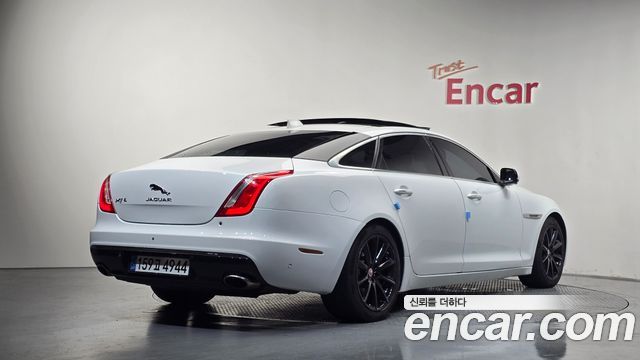 Jaguar XJ 2017 — photo 2