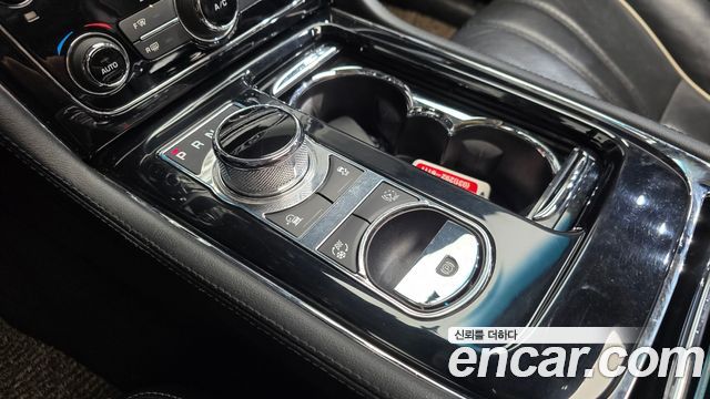Jaguar XJ 2017 — photo 9