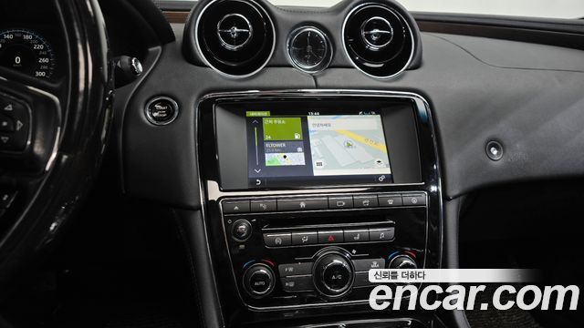 Jaguar XJ 2017 — photo 13