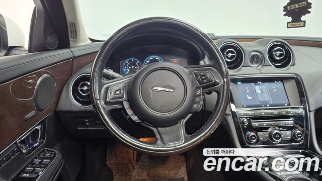 Jaguar XJ 2017 — photo 15