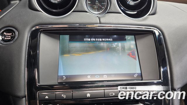 Jaguar XJ 2017 — photo 16