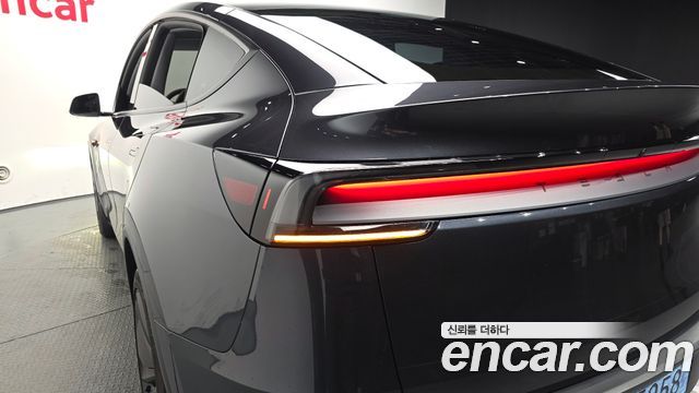 Tesla Model Y 2025 — photo 9