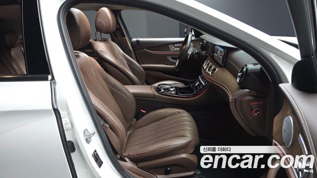 Mercedes-Benz E-Class 2018 — photo 11