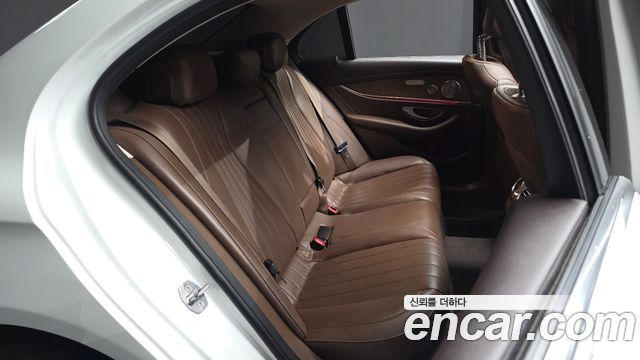 Mercedes-Benz E-Class 2018 — photo 12