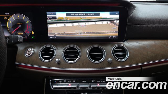 Mercedes-Benz E-Class 2018 — photo 14