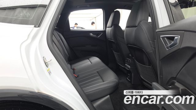 Audi Q4 e-tron 2025 — photo 12