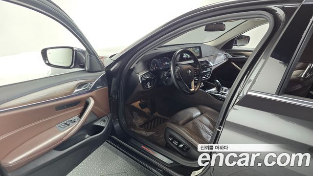 BMW 5-Series 2018 — photo 10