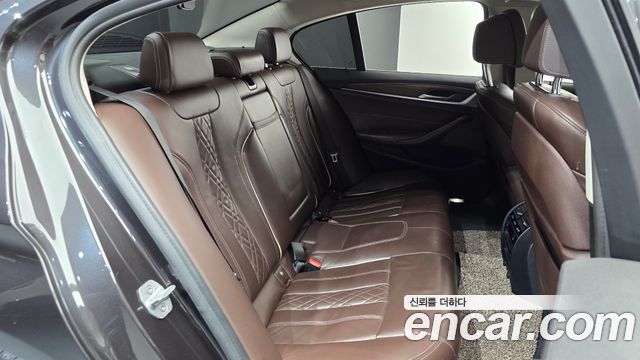 BMW 5-Series 2018 — photo 11