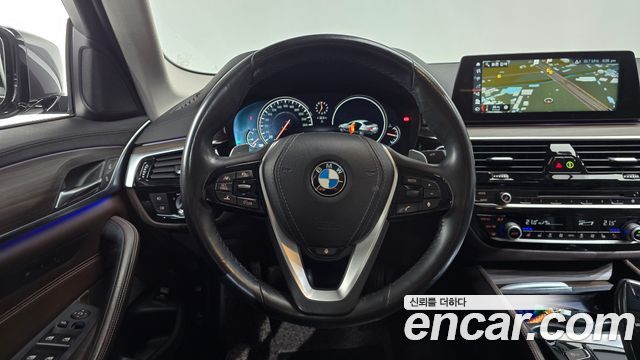 BMW 5-Series 2018 — photo 13