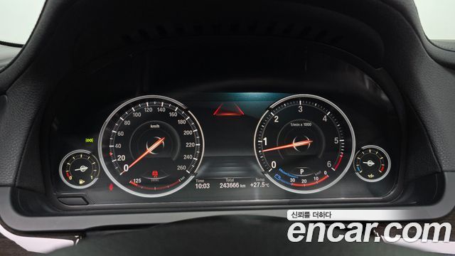 BMW 7-Series 2013 — photo 11