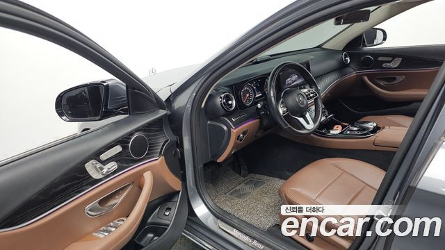 Mercedes-Benz E-Class 2019 — photo 13
