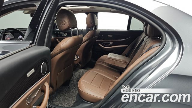 Mercedes-Benz E-Class 2019 — photo 17