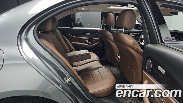 Mercedes-Benz E-Class 2019 — photo 18