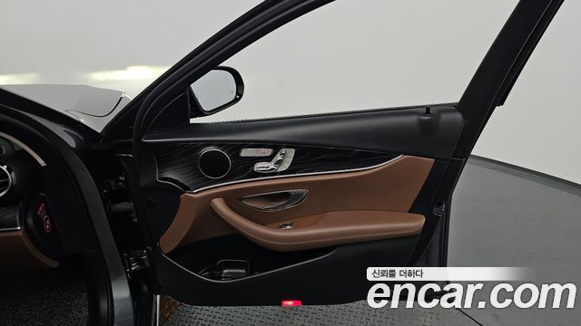Mercedes-Benz E-Class 2019 — photo 14