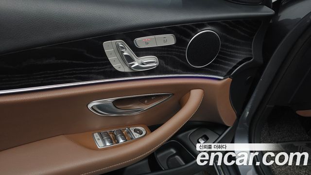 Mercedes-Benz E-Class 2019 — photo 31